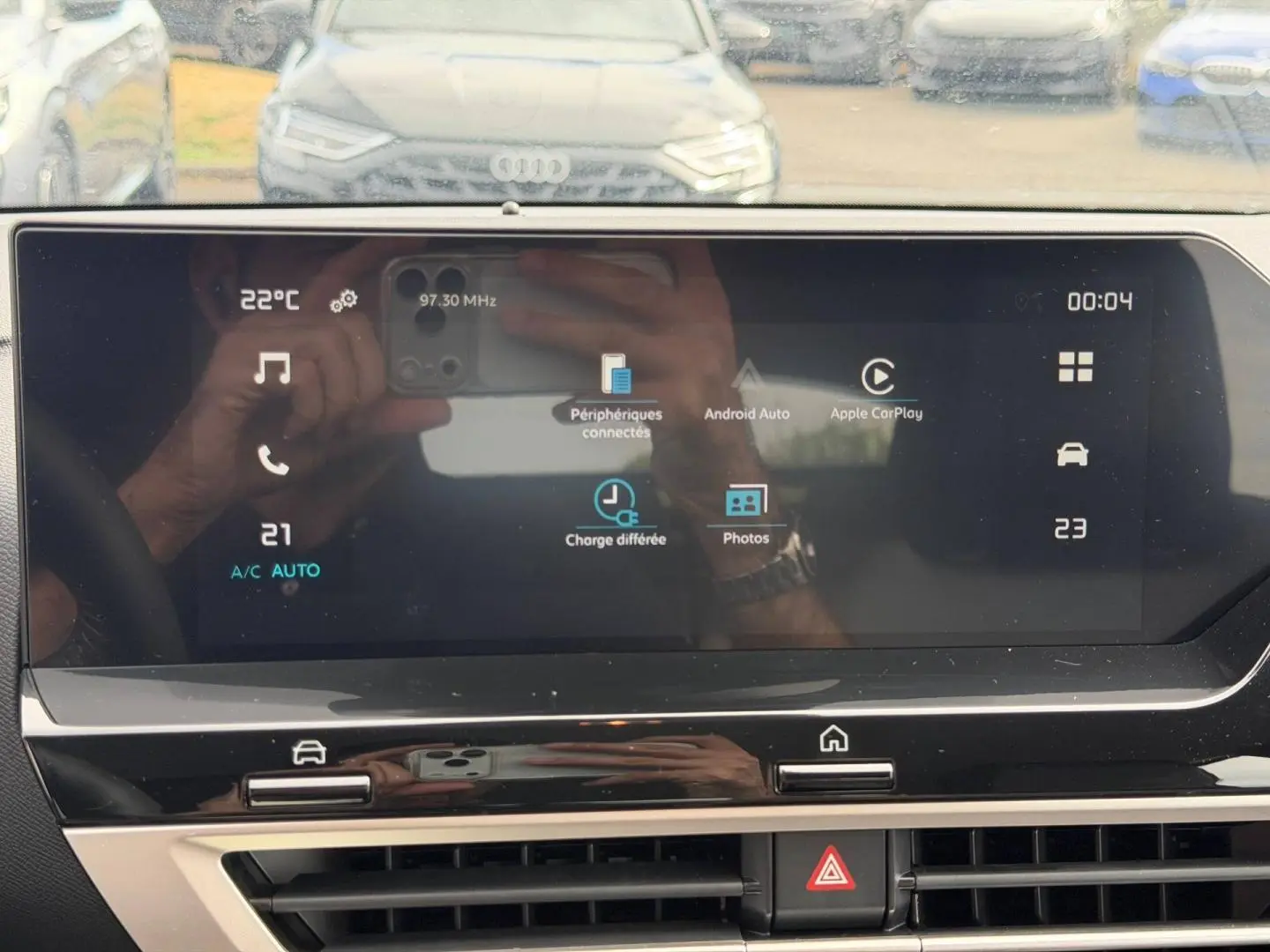 Écran tactile central de la Citroën C4 électrique 2024, affichant les options Android Auto et Apple CarPlay.