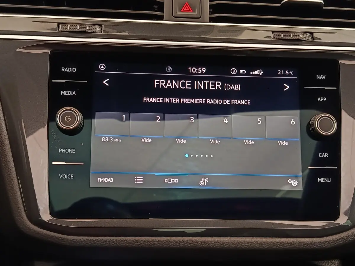Écran tactile central du Volkswagen Tiguan 2.0 TDI 150 DSG7 Elegance affichant la radio France Inter.