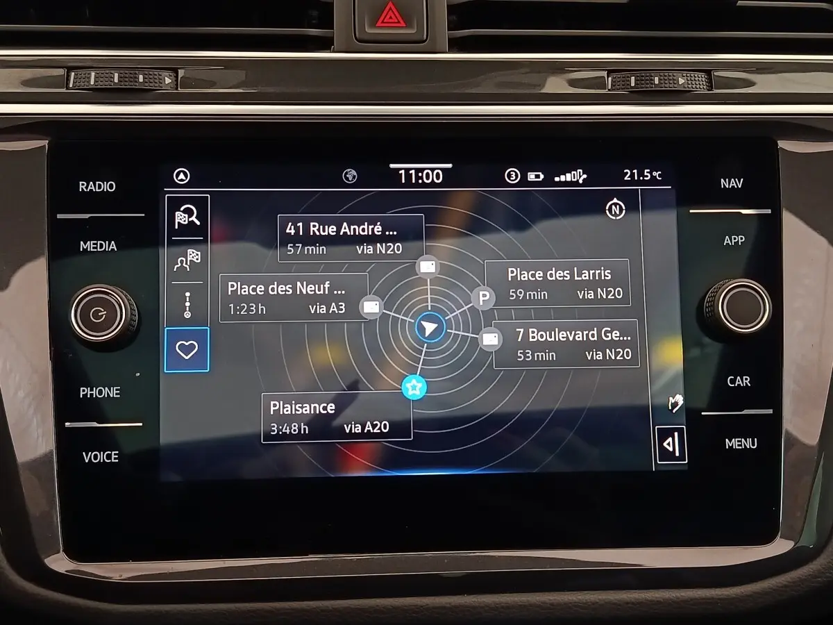 Écran tactile central du Volkswagen Tiguan 2.0 TDI 150 DSG7 Elegance affichant le système de navigation.