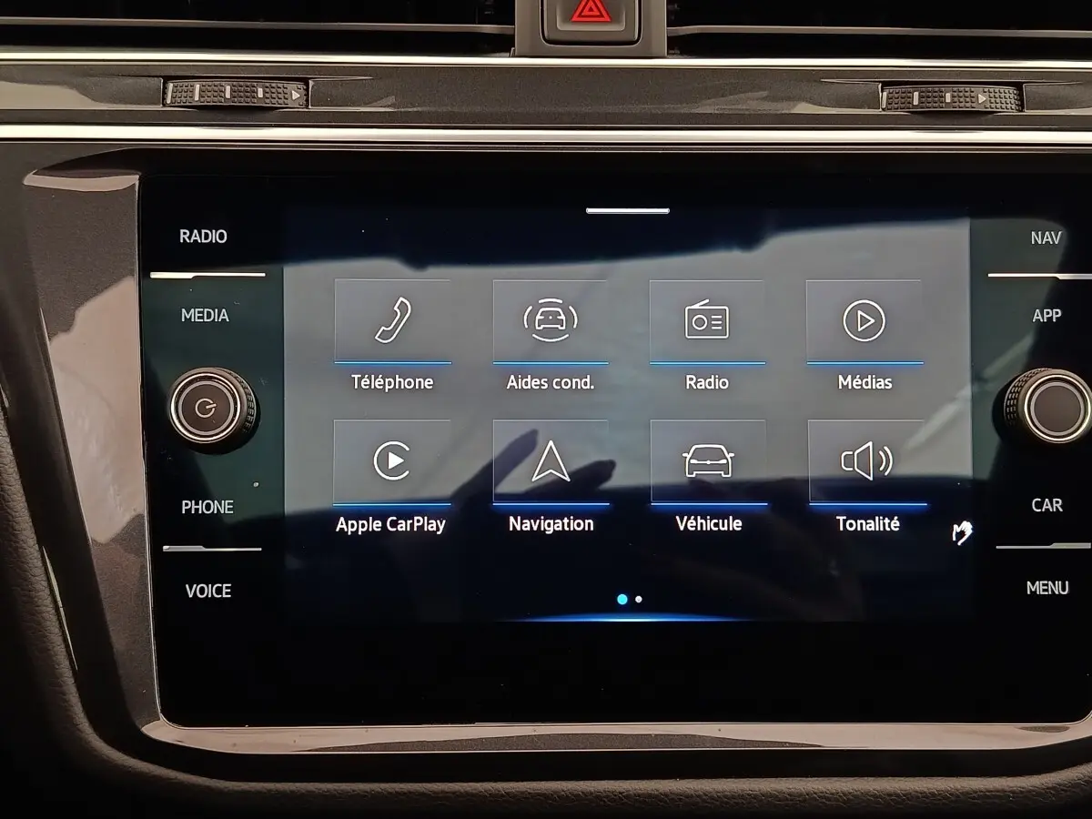 Écran tactile central du Volkswagen Tiguan 2.0 TDI 150 DSG7 Elegance affichant les options multimédias et aides à la conduite.