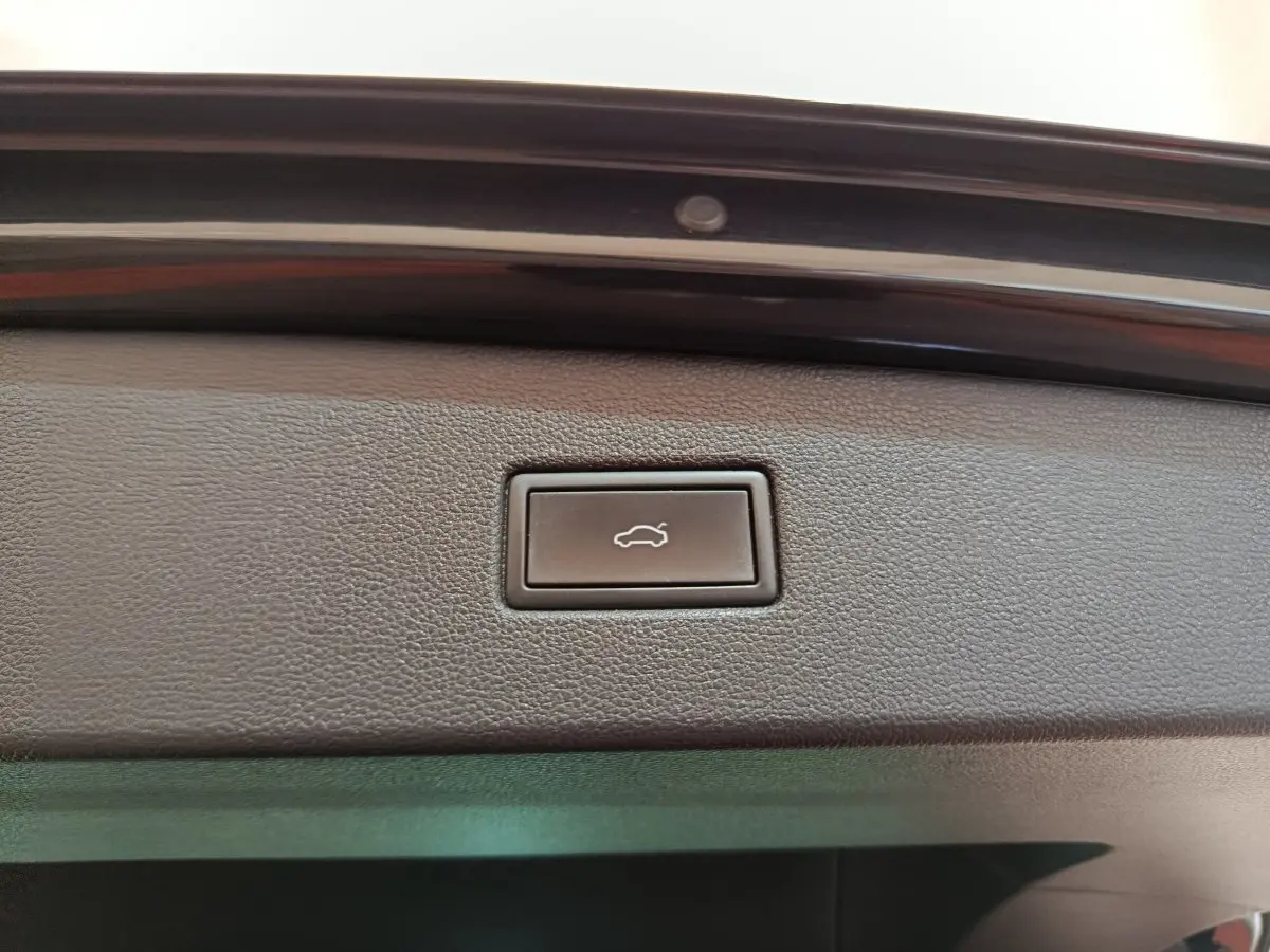 Bouton d'ouverture électrique du coffre sur la partie intérieure du hayon noir du Volkswagen Tiguan 2.0 TDI 150 DSG7 Elegance.