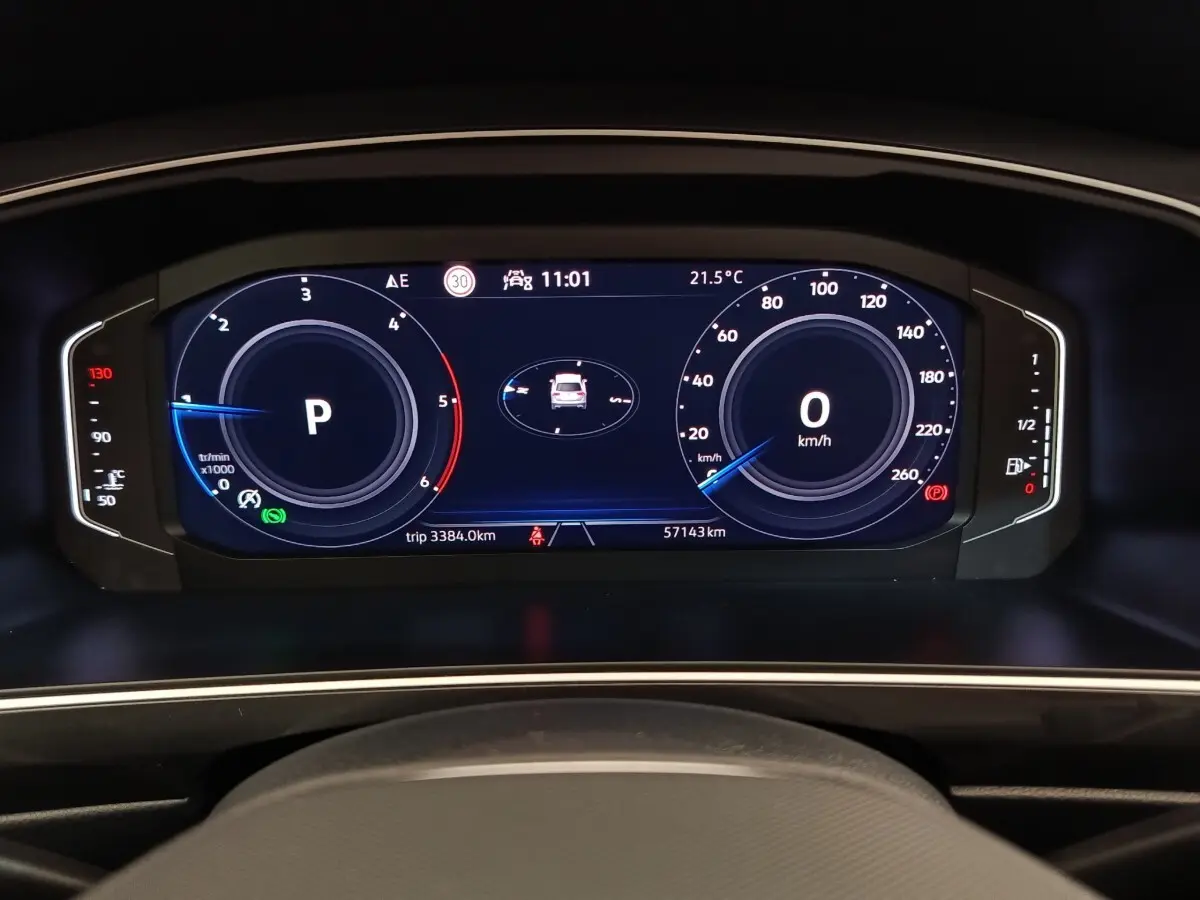 Affichage numérique du tableau de bord du Volkswagen Tiguan 2.0 TDI noir, avec compte-tours et vitesse à 0 km/h.