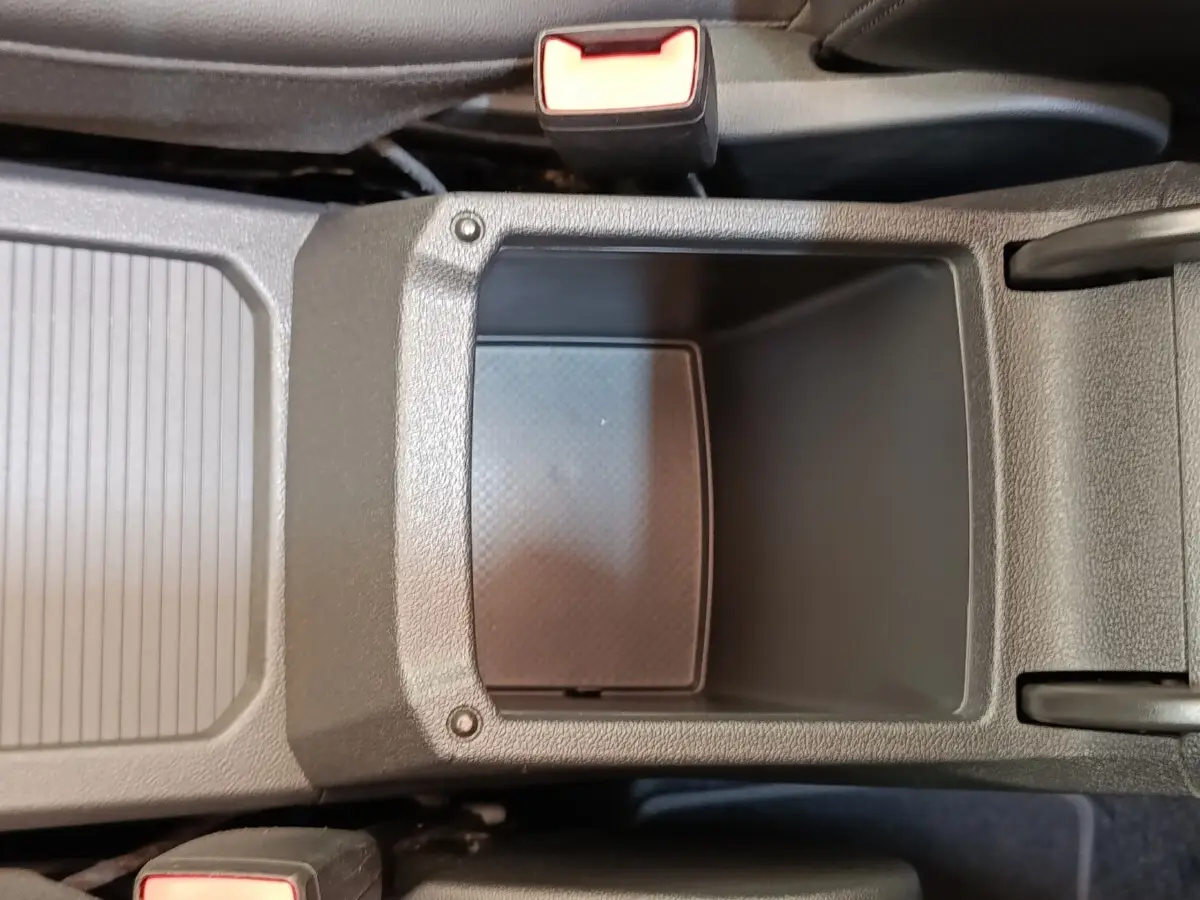 Vue plongeante sur le rangement central noir ouvert du Volkswagen Tiguan 2.0 TDI 150 DSG7 Elegance 2021.
