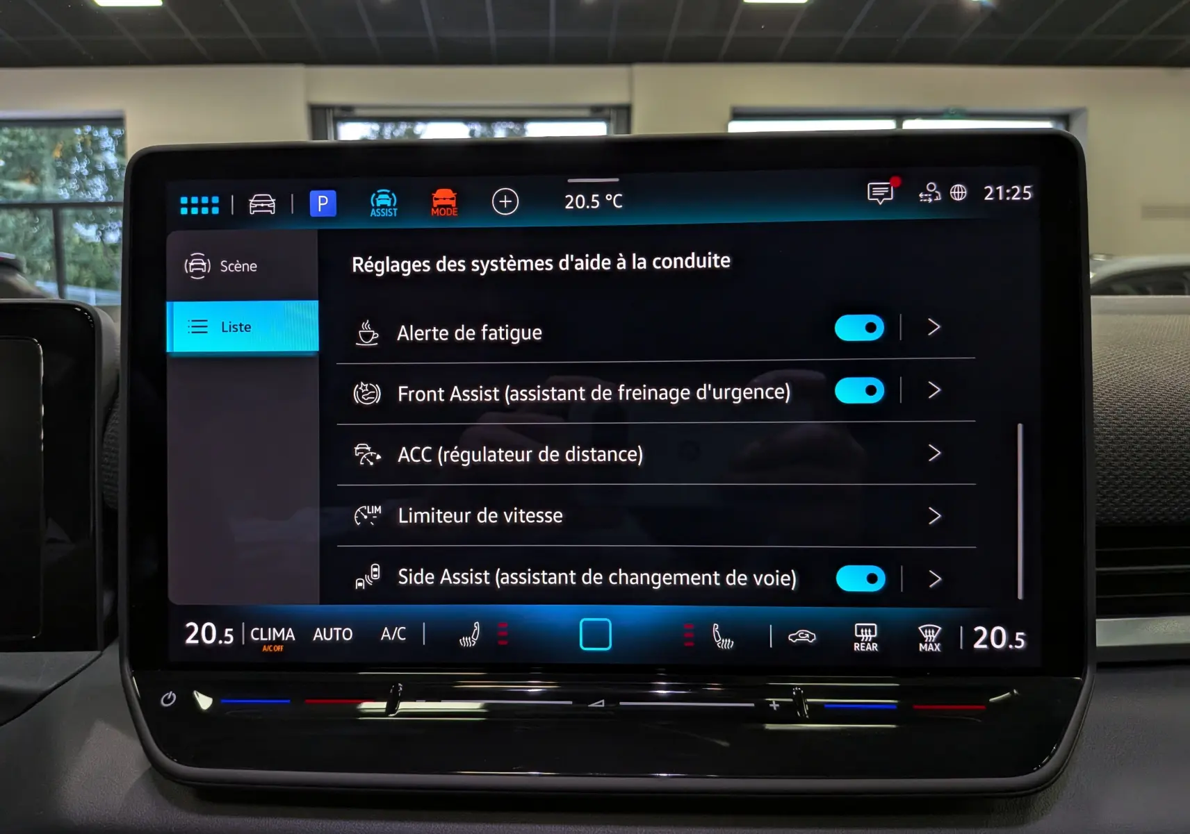 Écran tactile central du Volkswagen T-Roc eTSI 150 R-Line 2026 affichant les réglages des aides à la conduite.