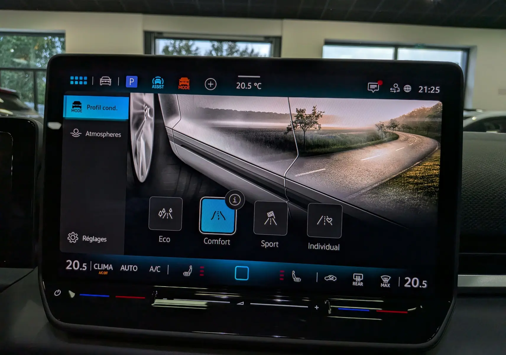 Écran tactile intérieur du Volkswagen T-ROC eTSI 150 R-Line montrant les modes de conduite et la température à 20,5°C.