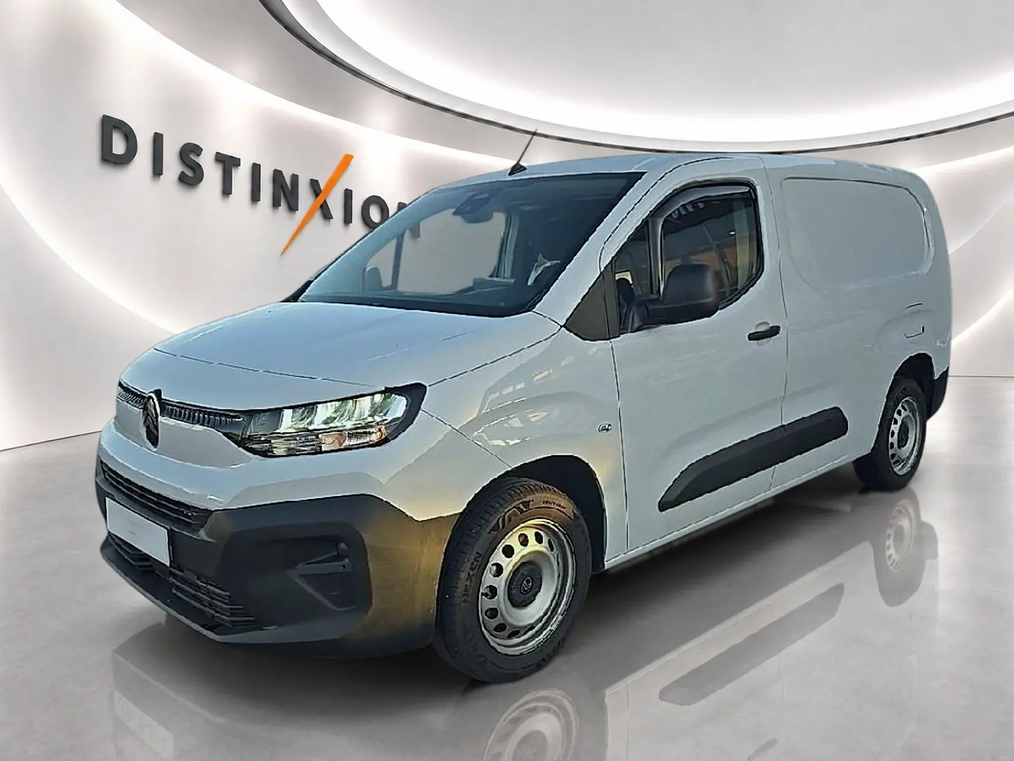 Vue 3/4 avant droit d'un Citroën Berlingo Fourgon XL blanc avec porte latérale coulissante et pare-chocs noir.