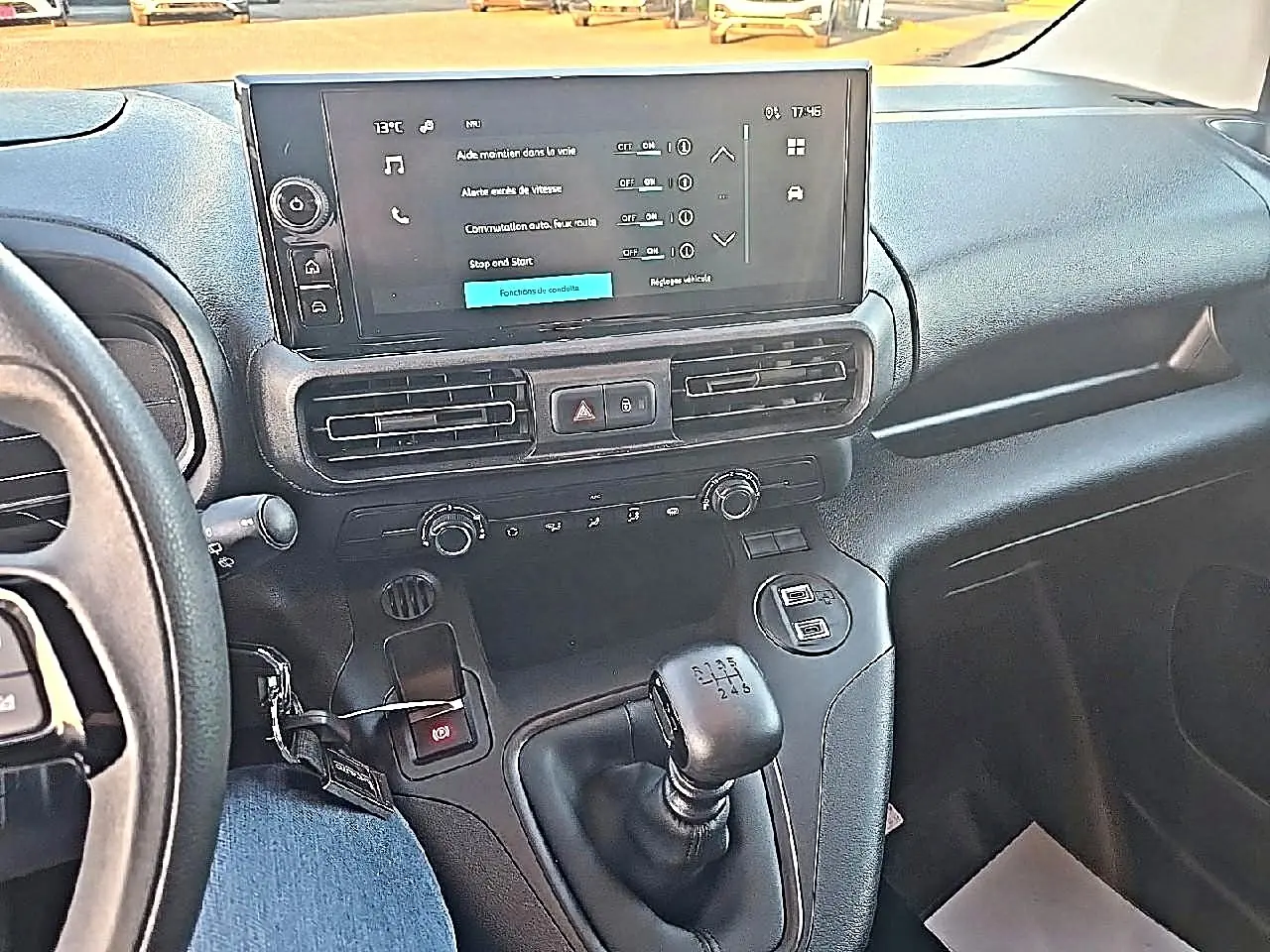 Vue intérieure du tableau de bord du Citroën Berlingo Fourgon blanc 2026, avec écran tactile et levier de vitesses manuel.