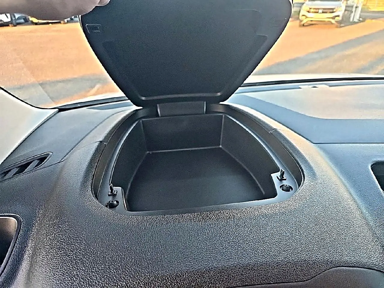 Vue intérieure sur le rangement ouvert du tableau de bord du Citroën Berlingo Fourgon blanc, version XL 950kg.
