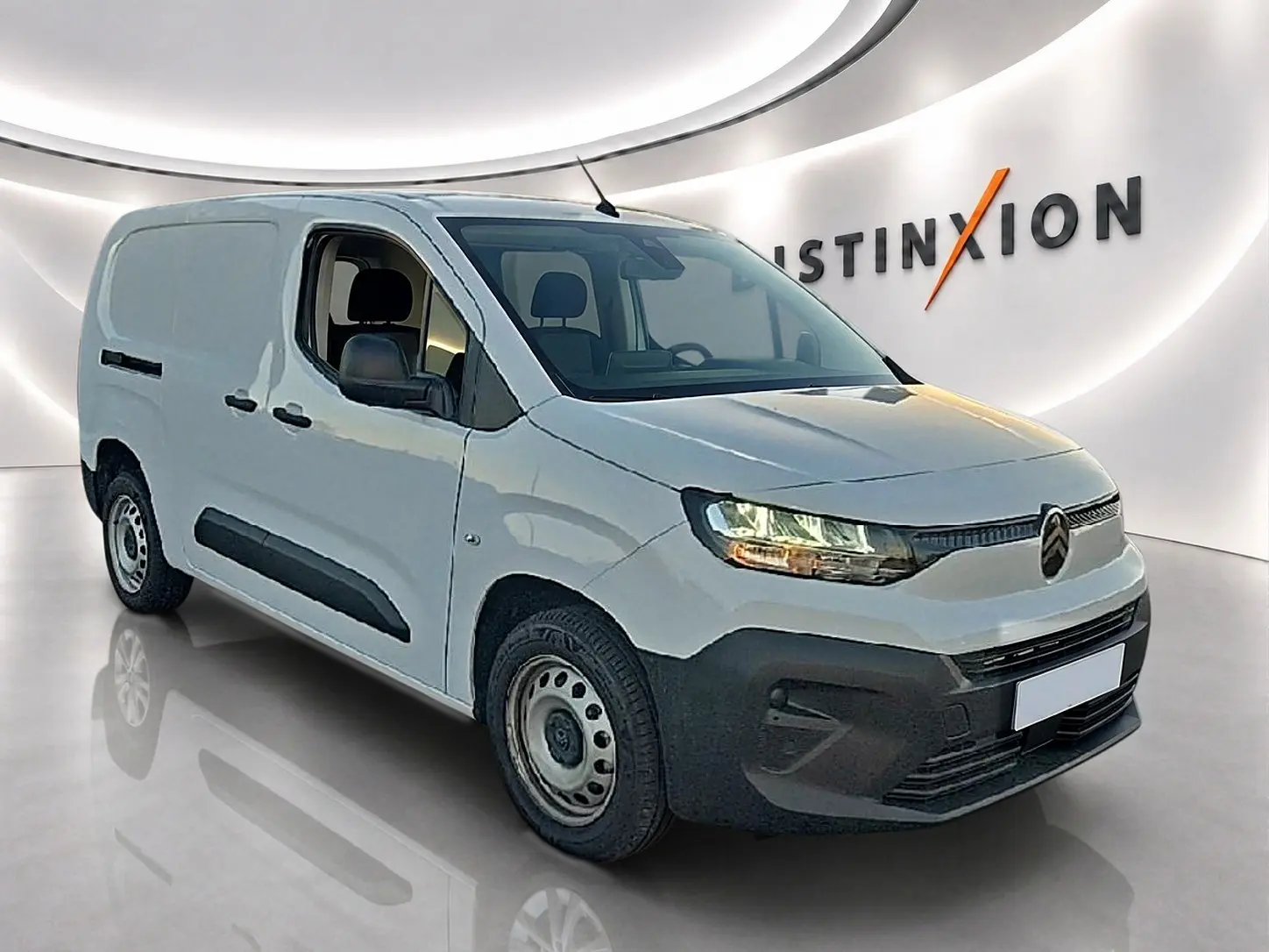 Vue 3/4 avant droite du Citroën Berlingo Fourgon XL blanc avec porte latérale coulissante et jantes acier.