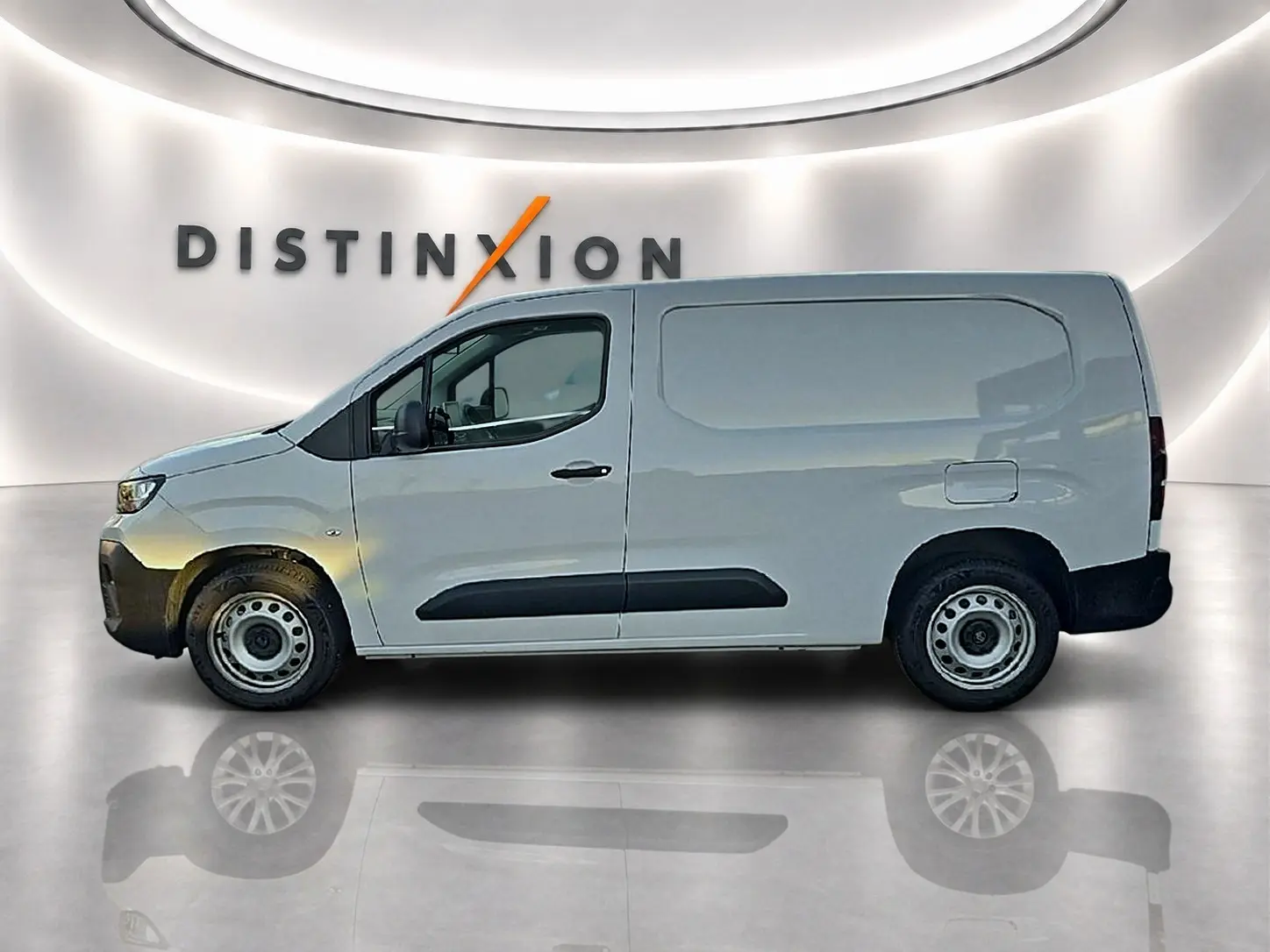 Vue de profil côté gauche du Citroën Berlingo Fourgon blanc avec porte latérale coulissante en studio.