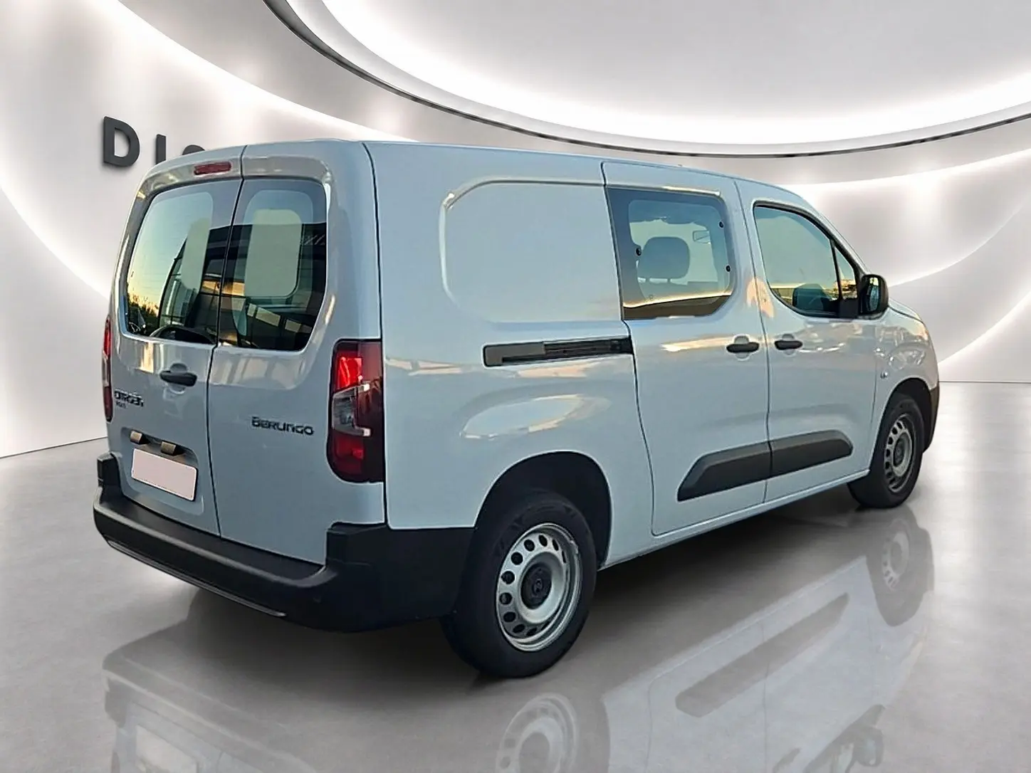 Vue 3/4 arrière droite d’un Citroën Berlingo Fourgon blanc avec porte latérale coulissante et double portes arrière.