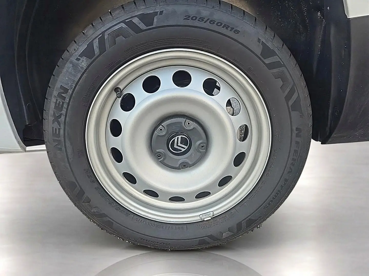 Gros plan sur la roue avant droite du Citroën Berlingo Fourgon blanc, jante acier grise avec logo Citroën central.