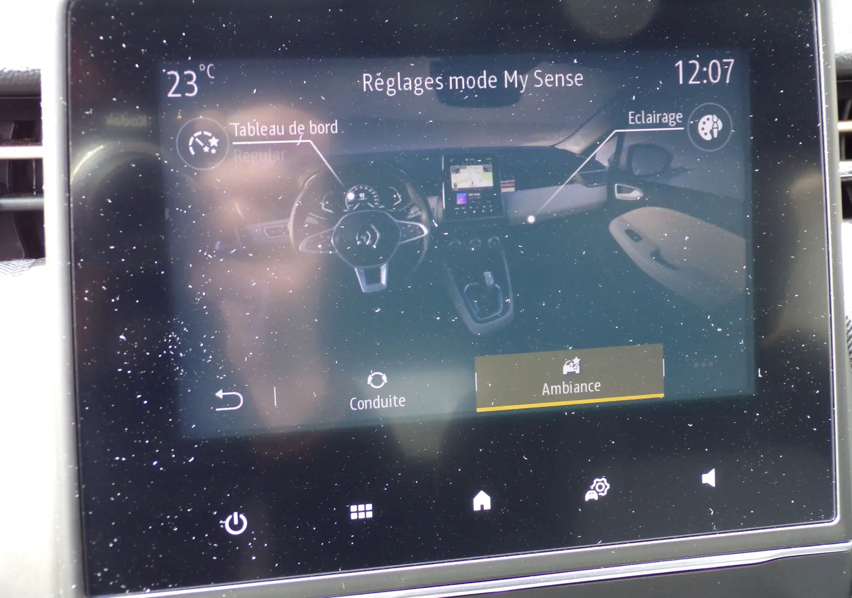 Écran tactile intérieur de la Renault Clio V blanc, affichant les réglages du mode My Sense avec tableau de bord et ambiance.