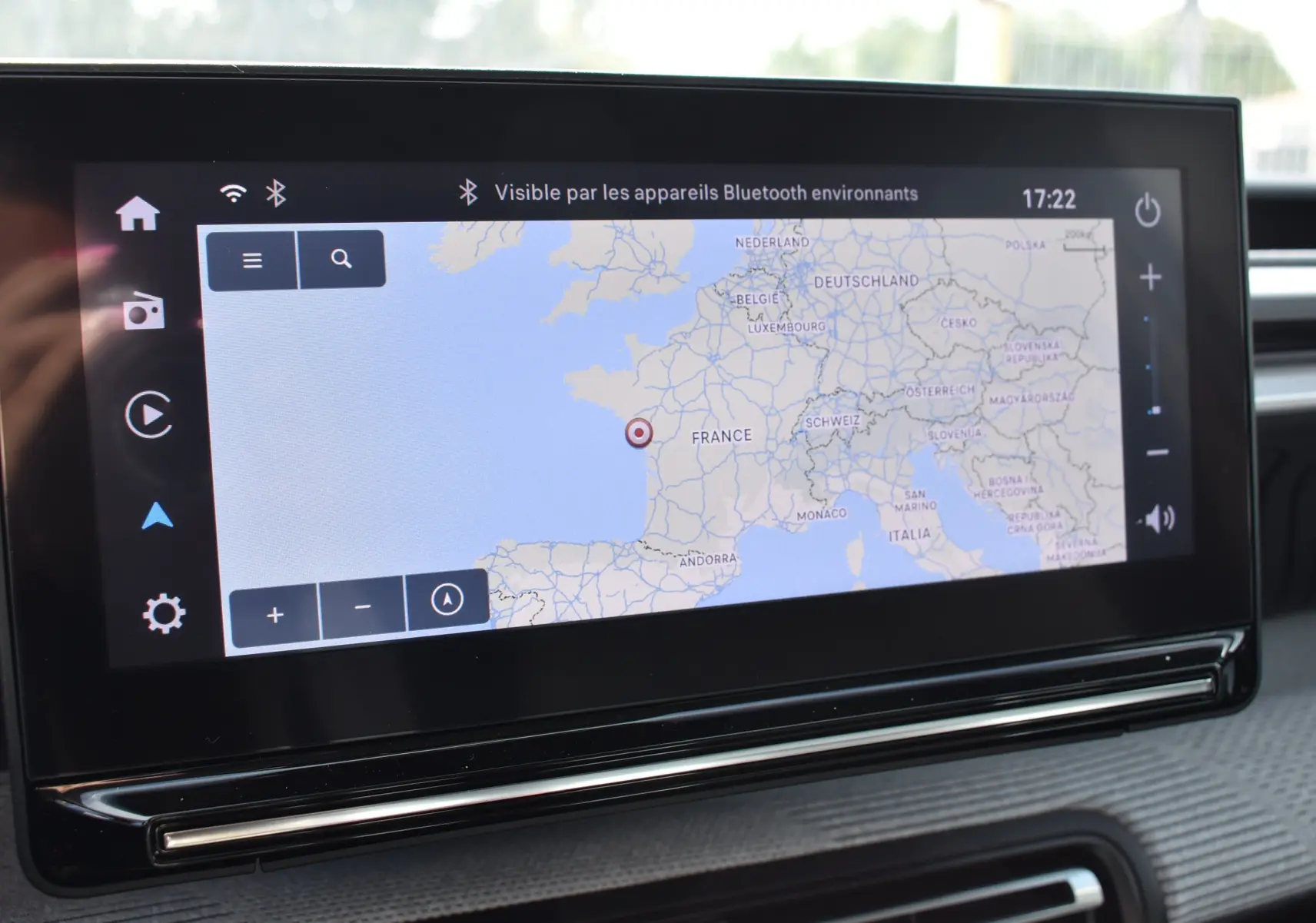 Écran tactile central de la Citroën C3 2025 affichant une carte de navigation avec interface moderne.