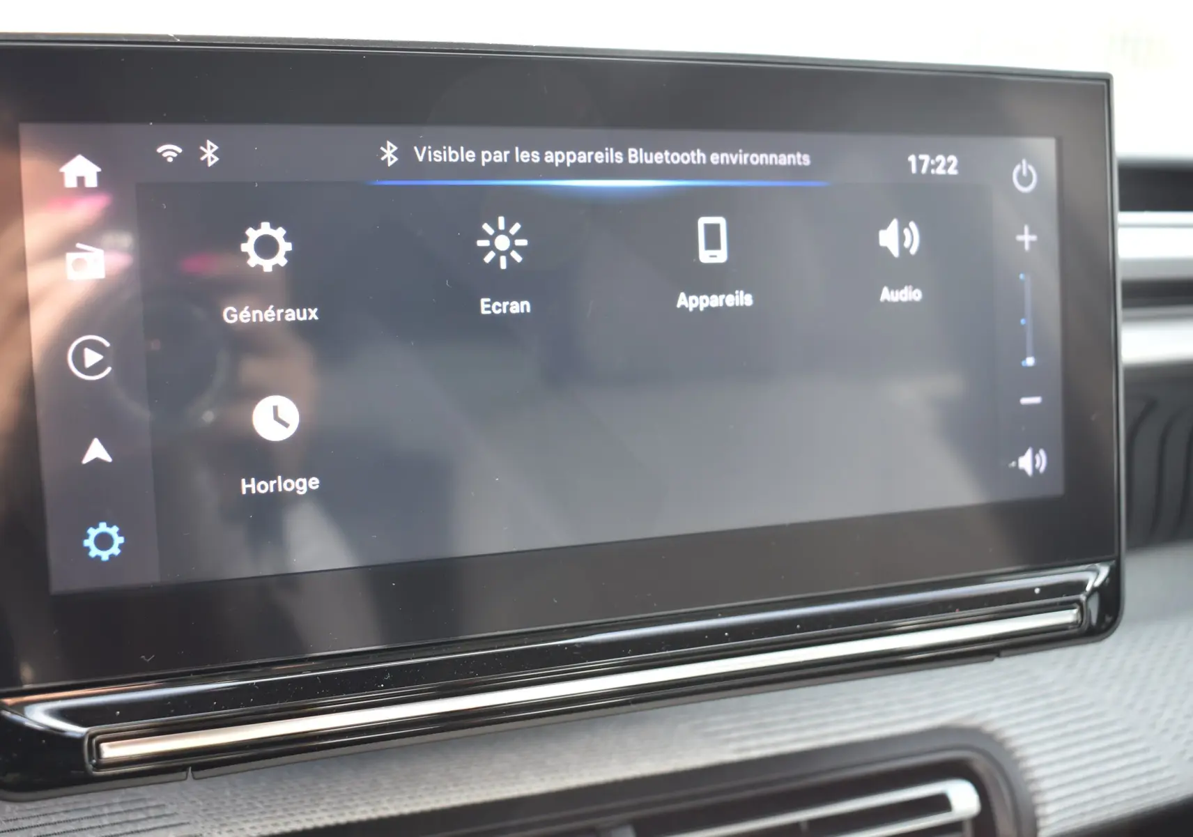 Écran tactile central de la Citroën C3 2025 bleu toit noir affichant les réglages Bluetooth et audio.