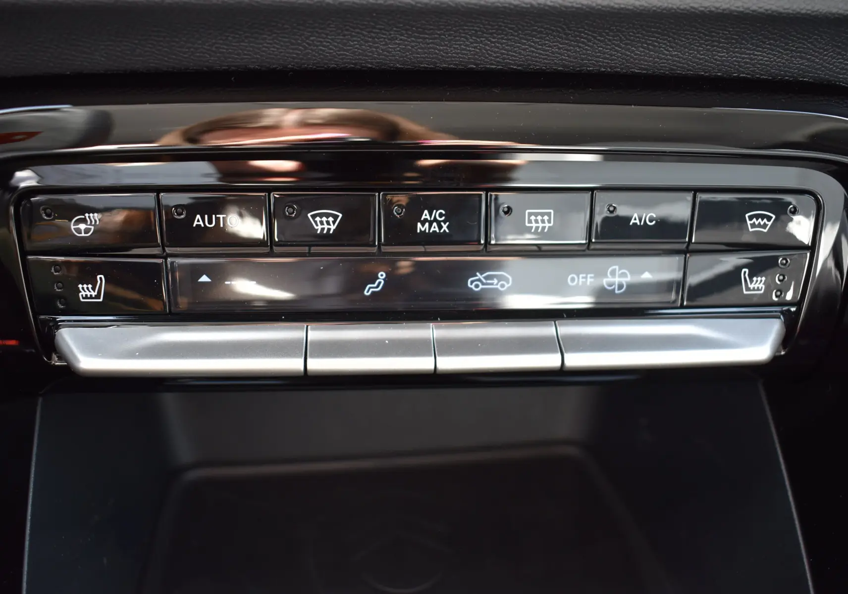 Panneau de commande de climatisation et sièges chauffants de la Citroën C3 2025 bleu toit noir, vue rapprochée intérieure.