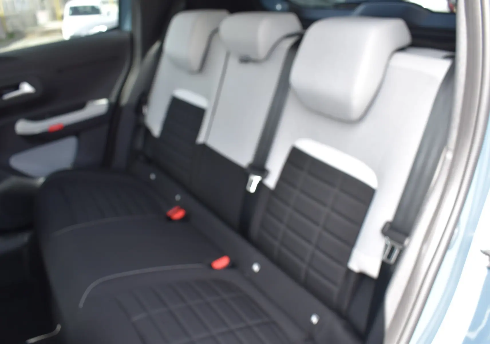 Vue intérieure sur la banquette arrière bicolore noire et grise du Citroën C3 bleu toit noir 2025.