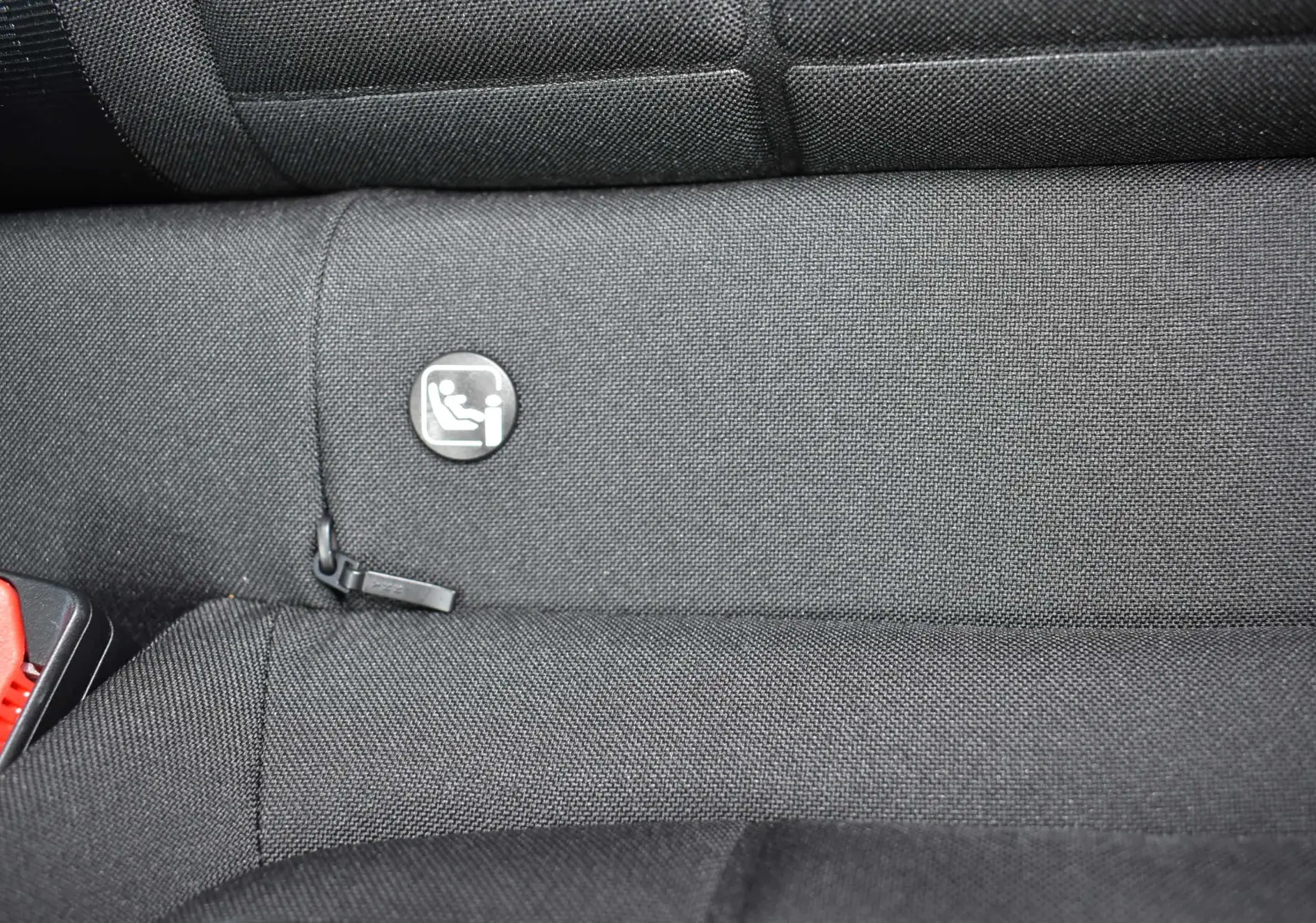 Détail de l'assise arrière noire du siège passager de la Citroën C3 2025 avec logo ISOFIX pour siège enfant.