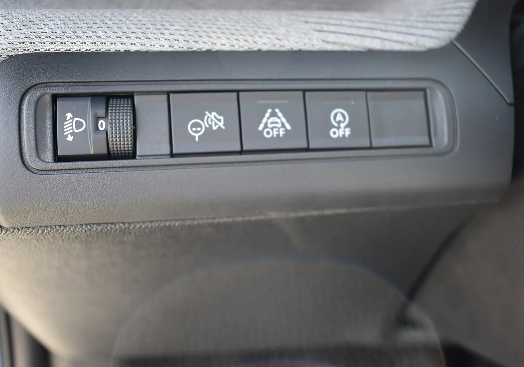 Panneau de commandes intérieures avec réglage phare et boutons d’assistance sur Citroën C3 2025.