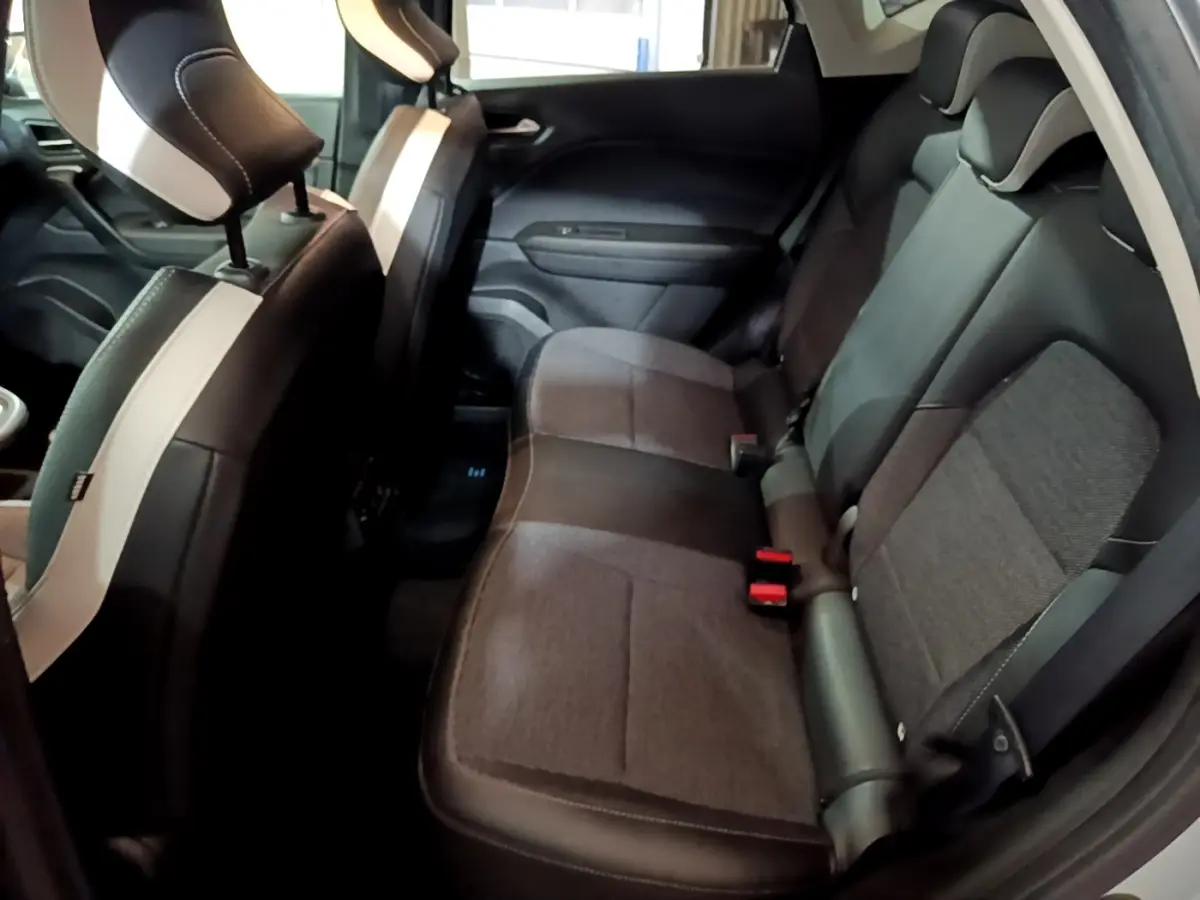 Vue intérieure côté droit montrant la banquette arrière en tissu gris et noir du Renault Captur Intens E-Tech hybride rechargeable 2021.