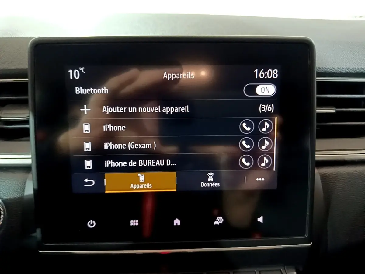 Écran tactile central du tableau de bord du Renault Captur gris clair, affichant le menu Bluetooth et les appareils connectés.