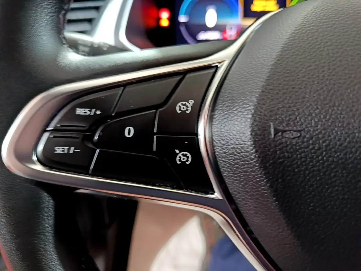 Gros plan sur les commandes du volant côté gauche du Renault Captur Intens E-Tech hybride rechargeable 2021.