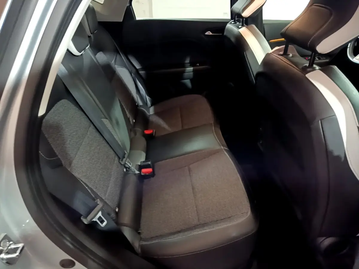 Vue intérieure côté gauche montrant la banquette arrière gris foncé du Renault Captur Intens E-Tech hybride rechargeable 2021.