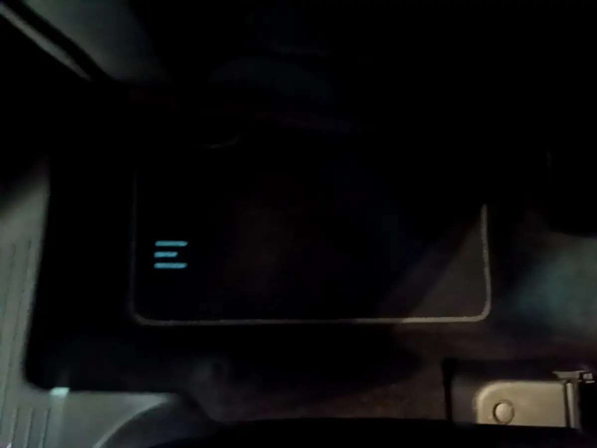 Vue intérieure du tapis de sol côté conducteur du Renault Captur Intens E-Tech hybride rechargeable gris clair 2021.