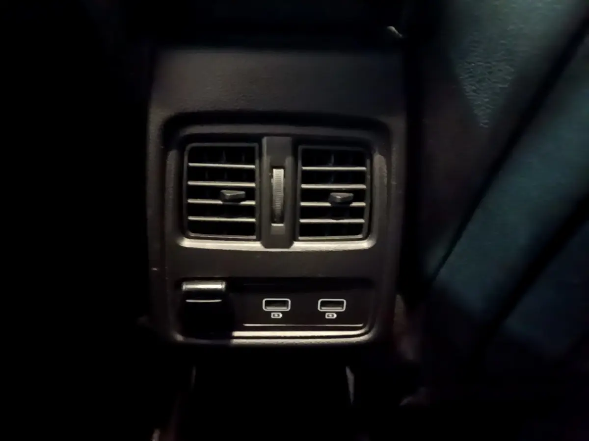 Prise USB double et ventilation arrière noire dans l’habitacle du Renault Captur Intens E-Tech hybride rechargeable 2021.