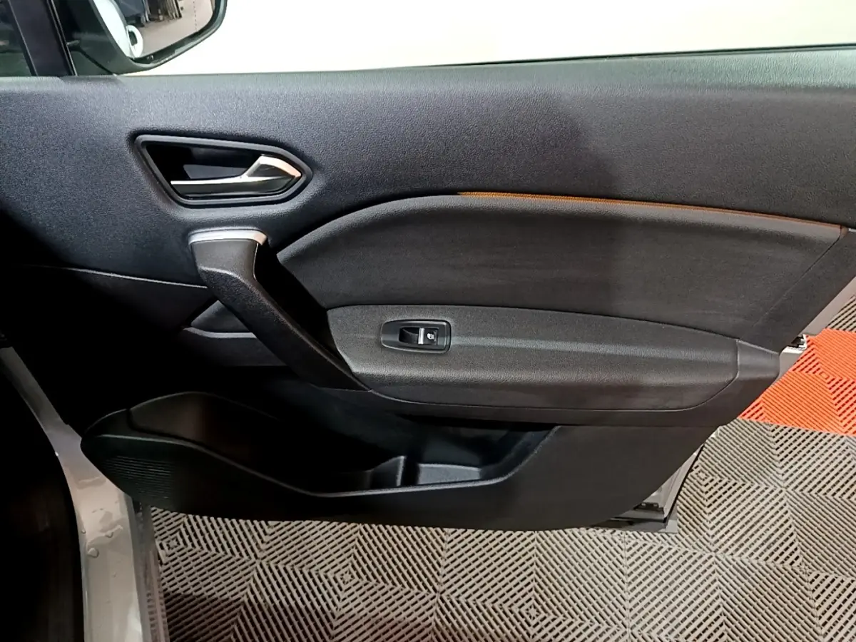 Vue intérieure côté gauche de la porte avant noire du Renault Captur Intens E-Tech hybride rechargeable 2021.