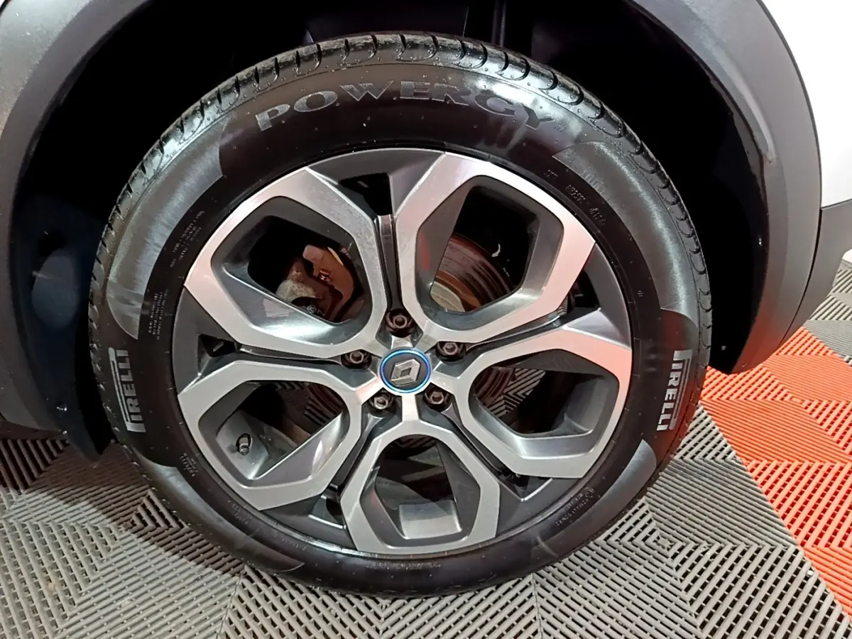 Gros plan sur la roue arrière droite du Renault Captur gris clair Intens E-Tech hybride rechargeable 2021 avec pneu Pirelli.