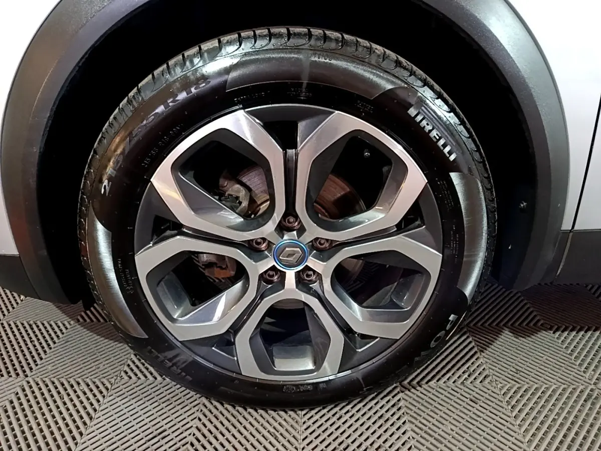 Vue rapprochée sur la roue arrière droite d’un Renault Captur gris clair avec passage de roue noir.