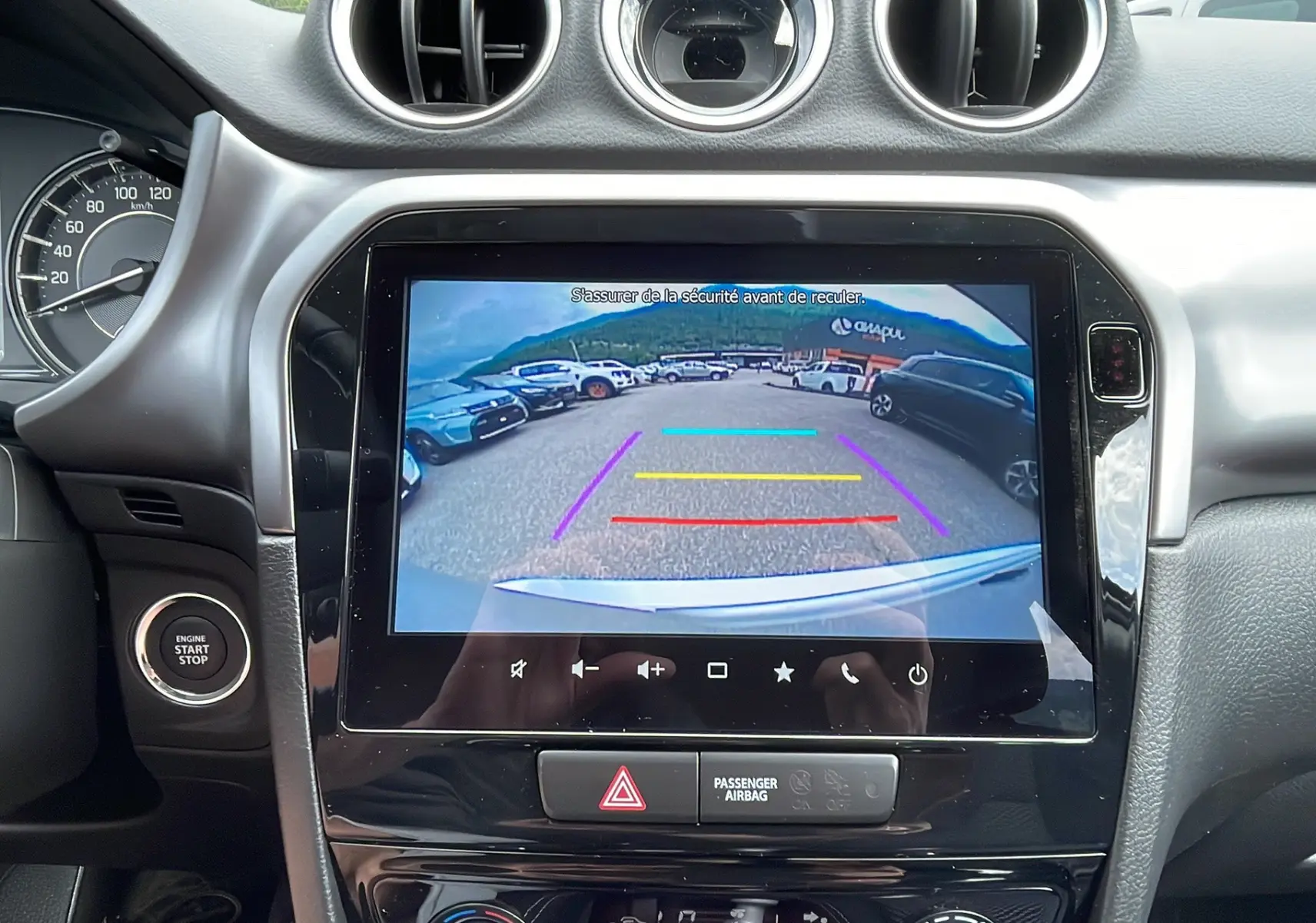 Vue intérieure du tableau de bord d’un Suzuki Vitara 2025, écran multimédia affichant la caméra de recul.