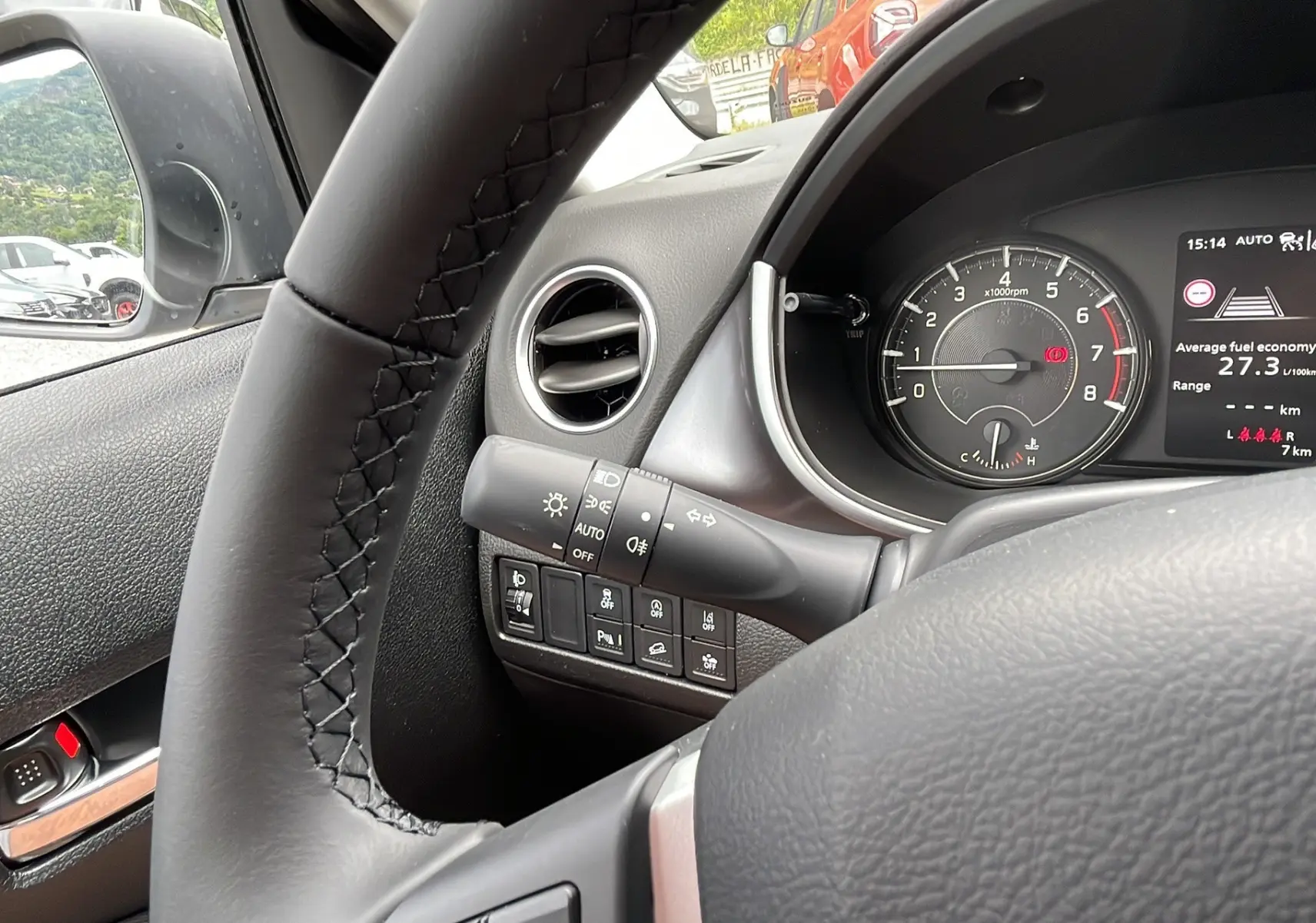 Vue intérieure côté gauche du tableau de bord du Suzuki Vitara 2025, volant cuir et compte-tours visibles.