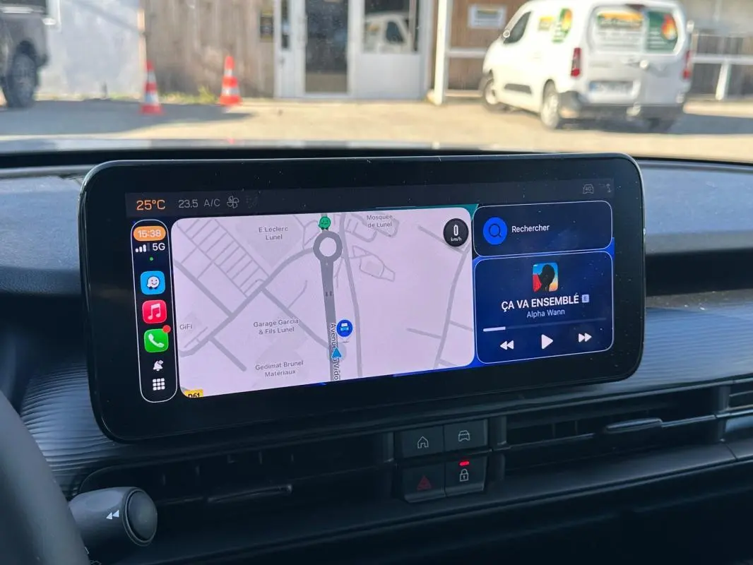 Intérieur du Jeep Avenger 2025 montrant l'écran tactile central avec navigation et commandes multimédia.