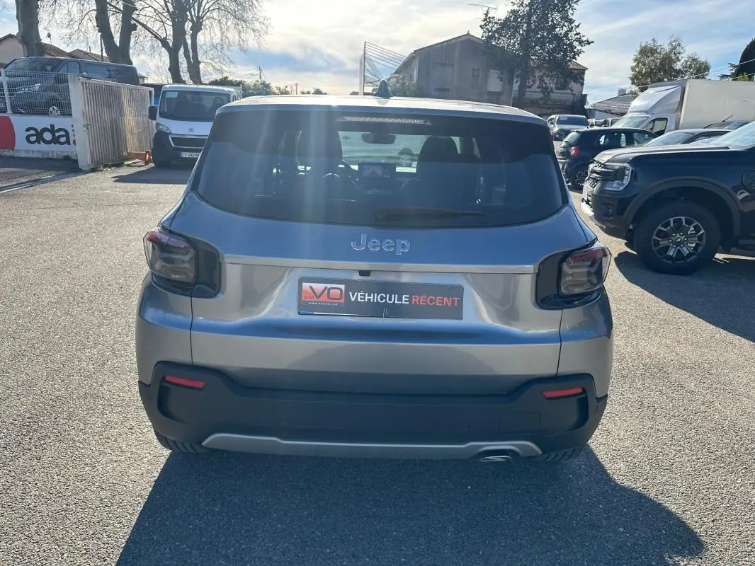 Vue arrière d'un Jeep Avenger gris 2025 avec feux arrière LED et plaque "Véhicule récent" visible au centre.