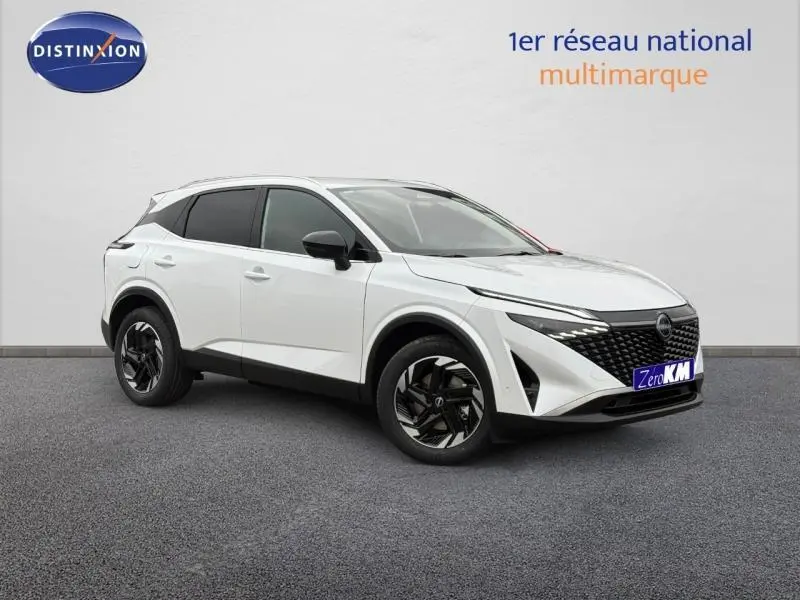 Vue 3/4 avant droite du Nissan Qashqai Hybrid e-POWER 2025 en blanc nacré avec jantes noires et calandre distinctive.