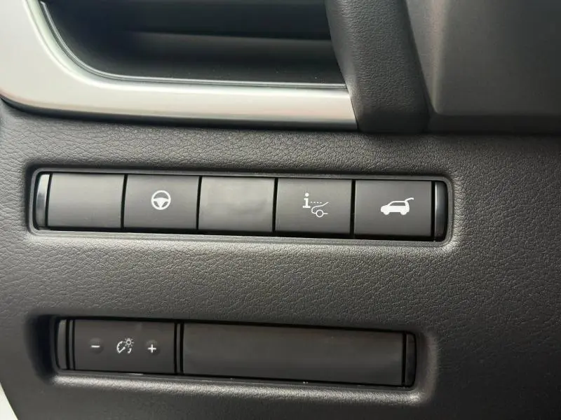 Gros plan sur les boutons de commande intérieurs du Nissan Qashqai Hybrid e-POWER 2025, finition N-Connecta.