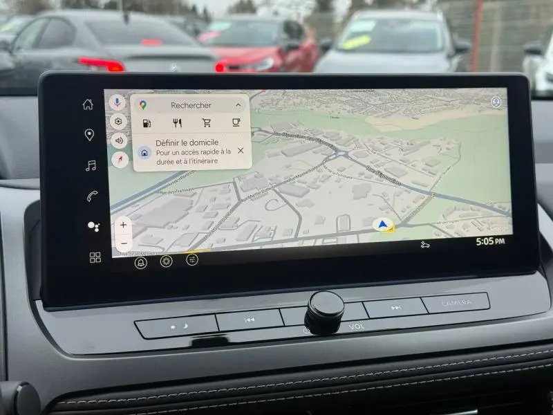 Vue rapprochée de l'écran tactile du système de navigation du Nissan Qashqai Hybrid e-POWER 2025, affichant une carte détaillée.
