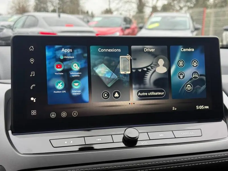 Écran tactile central du Nissan Qashqai Hybrid e-POWER 2025 avec interface connectée et commandes intégrées.