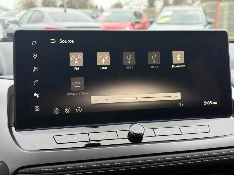 Écran tactile central du Nissan Qashqai Hybrid e-POWER 2025 montrant les sources audio avec commandes sous l'écran.