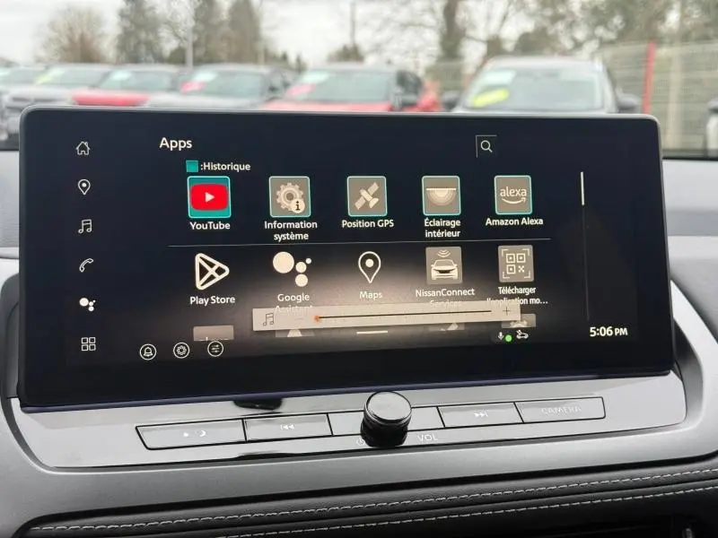 Écran tactile central du Nissan Qashqai Hybrid e-POWER 2025 affichant les applications connectées, intérieur moderne et épuré.