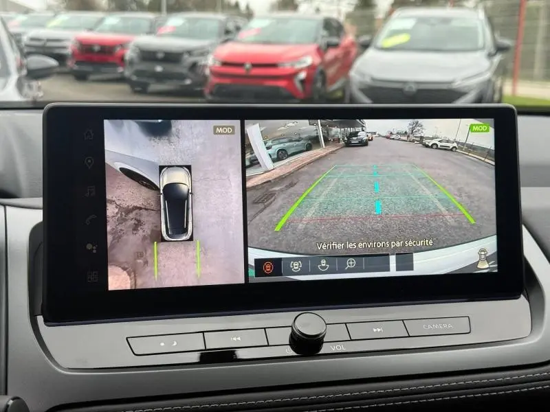 Vue intérieure sur l'écran de caméra 360° du Nissan Qashqai Hybrid e-POWER blanc nacré, affichant l'arrière et le dessus du véhicule.