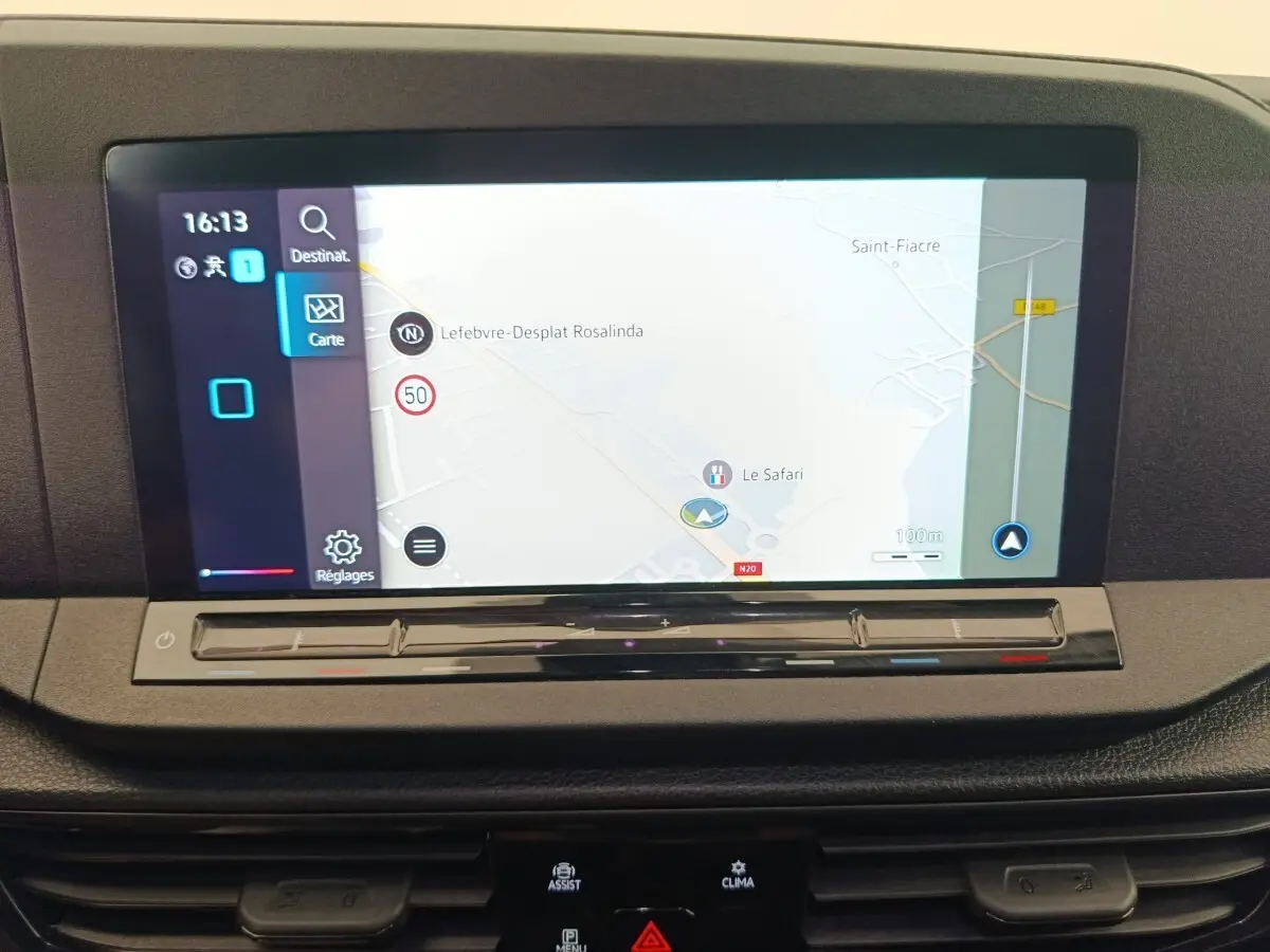 Écran tactile central 10 pouces du Volkswagen Caddy 2022 affichant la navigation en mode carte.
