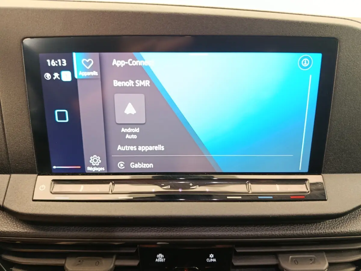 Écran tactile central 10 pouces affichant App-Connect dans l'habitacle du Volkswagen Caddy blanc.