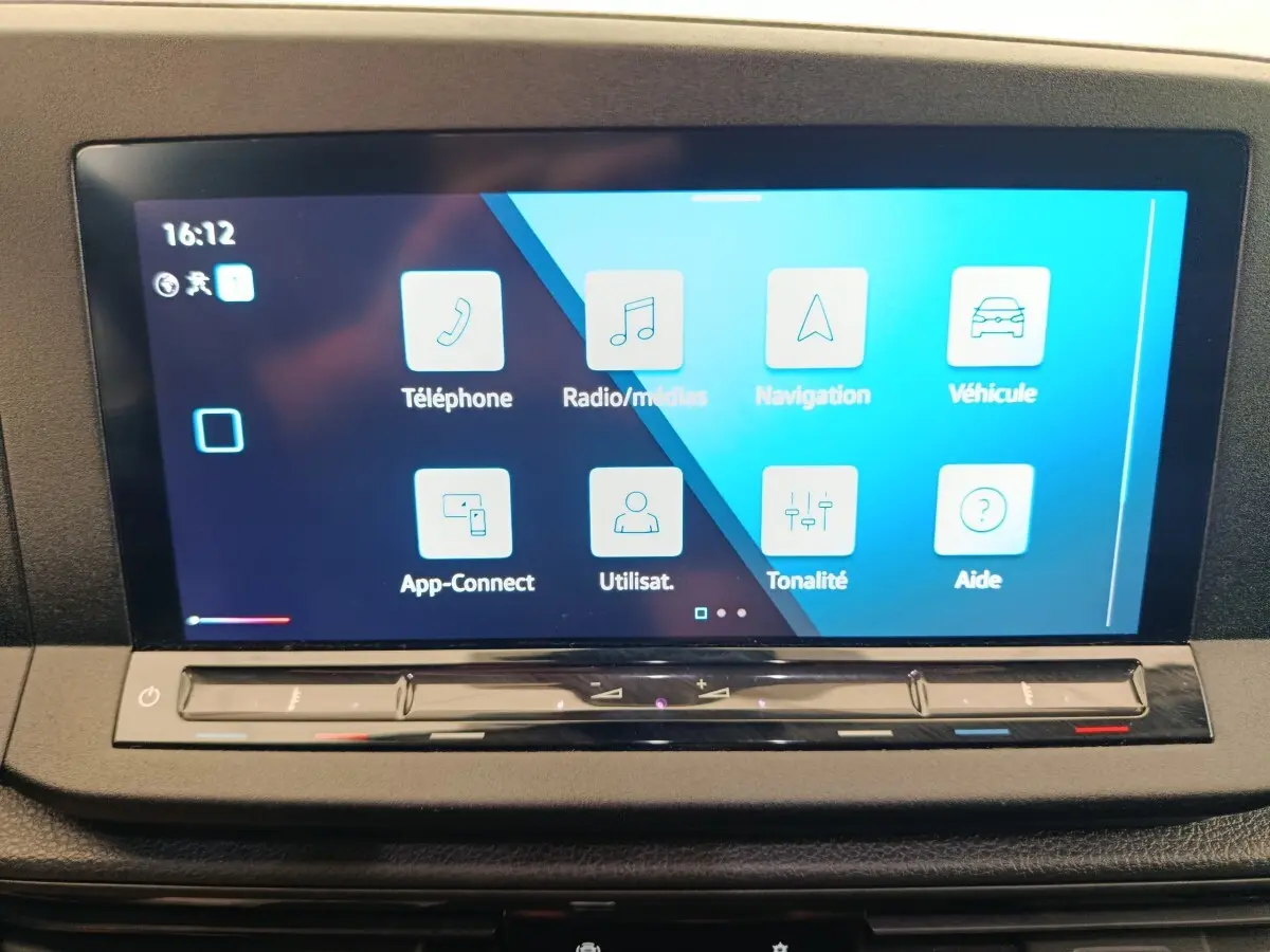 Écran tactile central 10 pouces du Volkswagen Caddy 2022 affichant les menus Téléphone, Navigation et Véhicule.