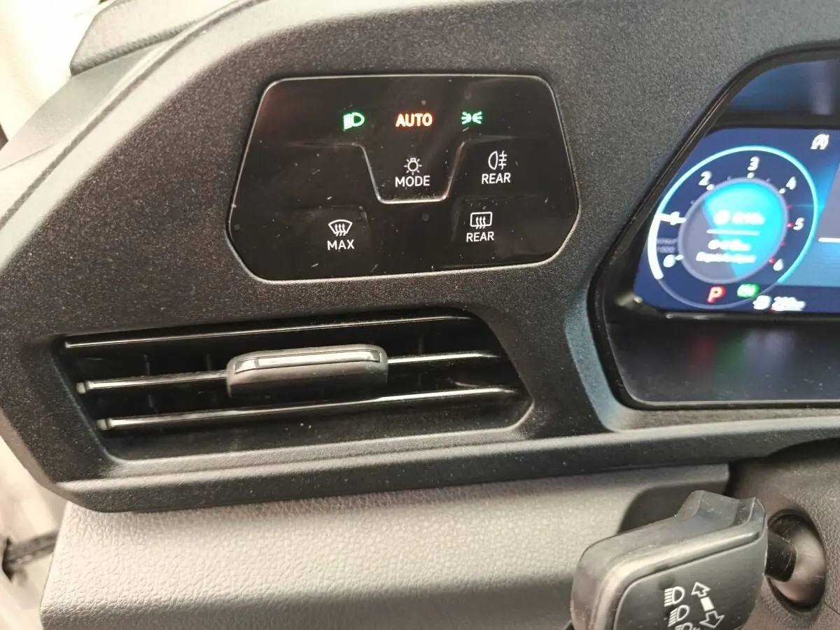 Vue rapprochée du tableau de bord côté gauche du Volkswagen Caddy 2022, montrant les commandes d’éclairage et la ventilation.