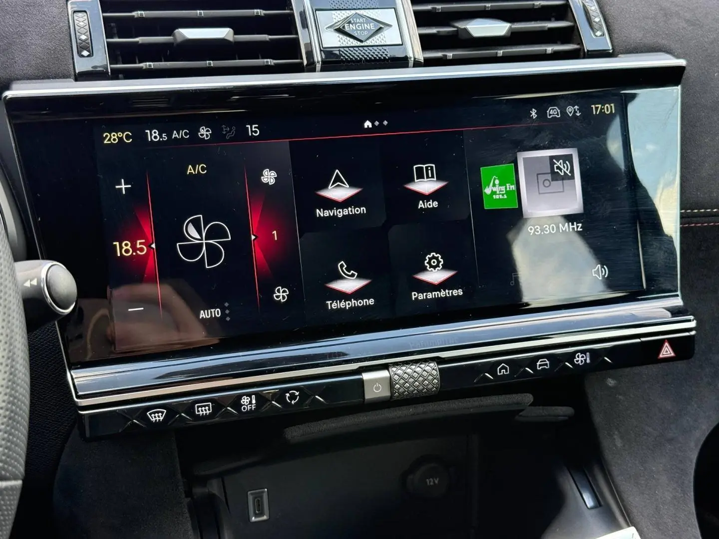 Vue rapprochée de l'écran tactile central du DS7 E-TENSE 225ch gris Titane, affichant la climatisation et la navigation.
