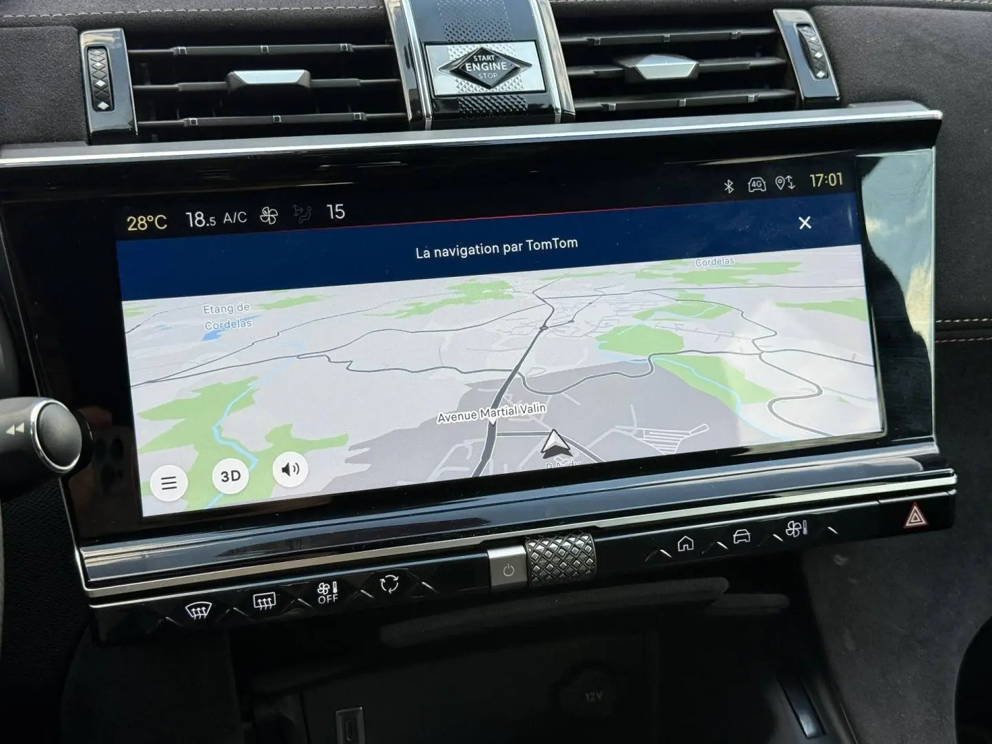 Écran tactile central du DS7 E-TENSE 2024 montrant la navigation TomTom avec commandes climatisation en dessous.