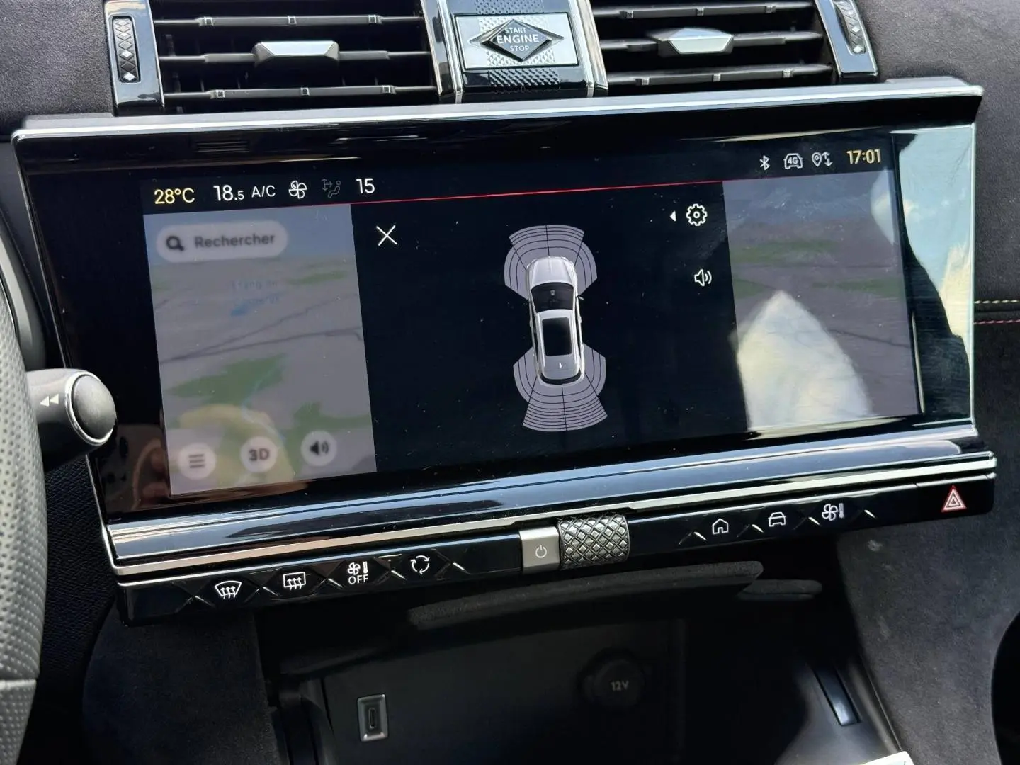 Gros plan sur l'écran tactile central du DS7 E-TENSE 225ch gris Titane, affichant l'aide au stationnement.